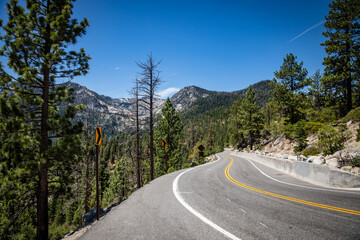 Naklejka premium Dramatic Mountain Road with Clear Skies and Sweeping Views