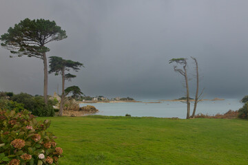 Joli paysage  de mer en Bretagne au passage d'un orage
