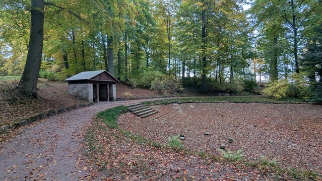 leerer Teich mit Gartenhaus