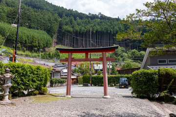 奈良県／天河大弁財天の役行者堂前の赤い鳥居（2025年8月28日撮影）