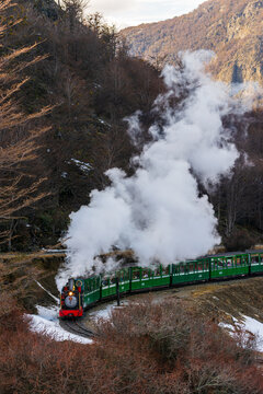 Antiguo tren de trocha angosta en Ushuaia, Tierra del Fuego. Paseo en el bosque y las monta&ntilde;as nevadas. Viajes y turismo. 