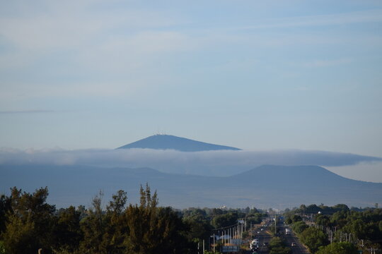 colina del culiacan cubierta de nubes 