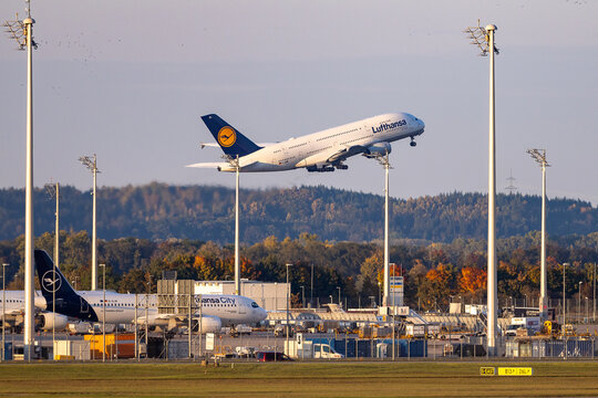 Ein Airbus A380-800 der Lufthansa startet am Flughafen M&uuml;nchen als Flug LH414 in Richtung Washington Dulles International Airport (IAD). 