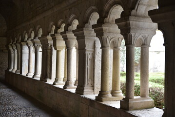 Fototapeta premium Cloître&nbsp;de&nbsp;la cathédrale Notre-Dame-de-Nazareth à&nbsp;Vaison-la-Romaine. France