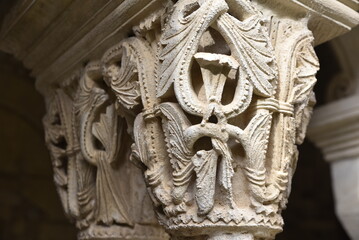 Chapiteau du cloître de la cathédrale Notre-Dame-de-Nazareth à Vaison-la-Romaine. France