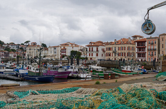 port et plage de saint jean de luz, dans le pays basques