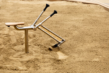 Homokoz&oacute;i markol&oacute;g&eacute;p j&aacute;t&eacute;k , amely előseg&iacute;ti a mozg&aacute;skoordin&aacute;l&aacute;s&aacute;t.