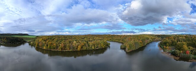vue aérienne du plan d'eau de l'Othain, à Marville, en Meurthe-et-Moselle. Paysage de Lorraine mi octobre, en automne . Ciel bleu mais très nuageux.

