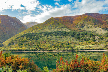 Lago di Scanno in Abruzzo. L'autunno e i suoi colori.