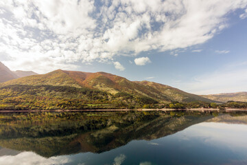 Lago di Scanno in Abruzzo. L'autunno e i suoi colori.