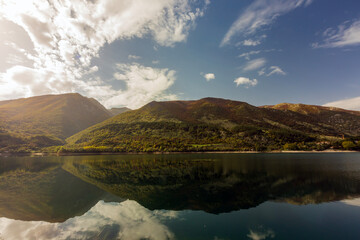 Lago di Scanno in Abruzzo. L'autunno e i suoi colori.