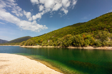 Lago di Scanno in Abruzzo. L'autunno e i suoi colori.