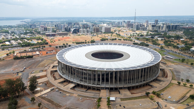 Vista a&eacute;rea do Est&aacute;dio Man&eacute; Garrincha com o Eixo Monumental e pr&eacute;dios p&uacute;blicos ao fundo, Bras&iacute;lia, DF em 20 out 25