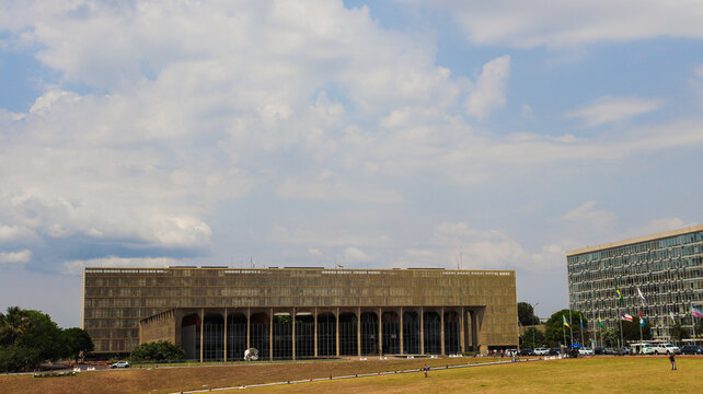 Fachada do Superior Tribunal de Justi&ccedil;a em Bras&iacute;lia, destacando arquitetura institucional, linhas modernas e import&acirc;ncia jur&iacute;dica nacional no cen&aacute;rio pol&iacute;tico brasileiro. Bras&iacute;lia DF em 19 outubro 25