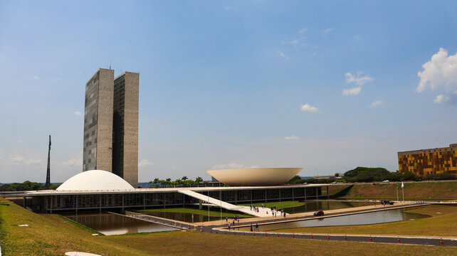 Vista frontal ic&ocirc;nica do Congresso Nacional, destacando as torres g&ecirc;meas, c&uacute;pulas e gramado amplo, simbolizando o centro do poder legislativo brasileiro em Bras&iacute;lia 20 out 25