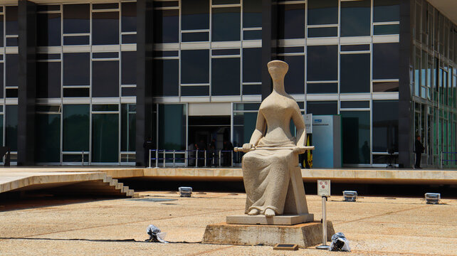 Fotografia do monumento A Justi&ccedil;a em frente ao STF em Bras&iacute;lia DF, feita em 20 out 25, com escultura de mulher vendada em pedra, s&iacute;mbolo da imparcialidade e da for&ccedil;a do poder judici&aacute;rio