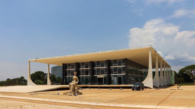 Vista lateral do pr&eacute;dio do Supremo Tribunal Federal, com colunas e janelas espelhadas refletindo o c&eacute;u de Bras&iacute;lia. Bras&iacute;lia, DF em 20 outubro 2025