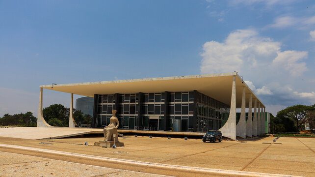 Supremo Tribunal Federal, destacando a arquitetura moderna e c&uacute;pula ic&ocirc;nica, Bras&iacute;lia, DF em 20 out 25