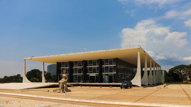 Vista lateral do pr&eacute;dio do STF em Bras&iacute;lia DF, feita em 20 out 25, com destaque para colunas sim&eacute;tricas e vegeta&ccedil;&atilde;o ao redor, representando equil&iacute;brio e transpar&ecirc;ncia institucional