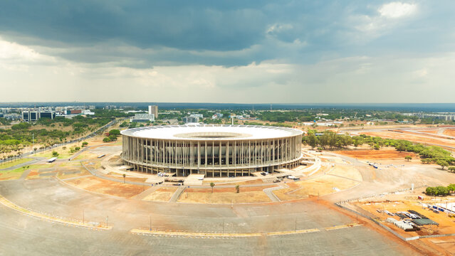 Vista a&eacute;rea da Arena BRB Man&eacute; Garrincha, est&aacute;dio monumental de Bras&iacute;lia com estrutura circular e colunas sim&eacute;tricas em concreto. Bras&iacute;lia, DF em 20 outubro 2025