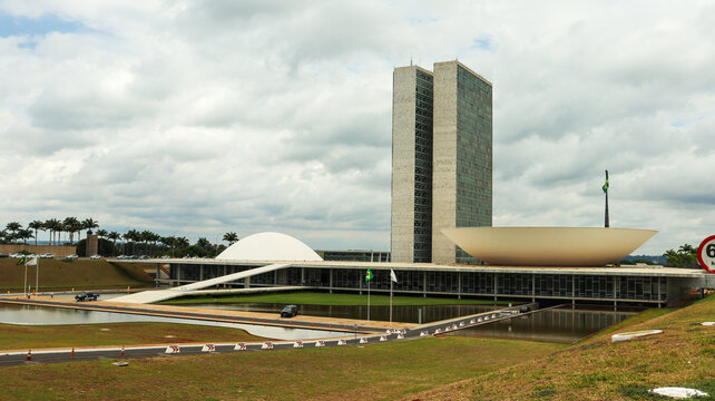 Vista do Congresso Nacional em Bras&iacute;lia, destacando arquitetura moderna e simbolismo pol&iacute;tico sob c&eacute;u nublado, representando democracia e poder p&uacute;blico. Bras&iacute;lia DF em 18 outubro 2025