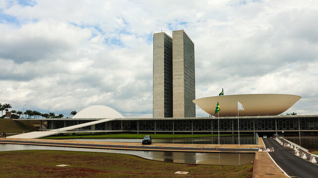 Congresso Nacional visto de frente, com c&uacute;pulas sim&eacute;tricas e torres retas que simbolizam o poder legislativo brasileiro em Bras&iacute;lia. Bras&iacute;lia DF em 20 out 2025