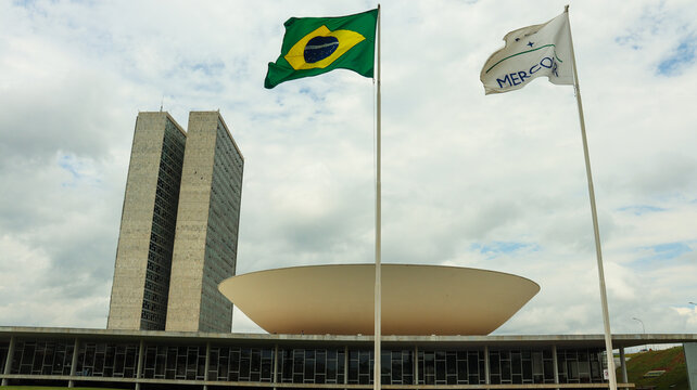 Bandeira do Brasil hasteada em frente ao Congresso Nacional de Bras&iacute;lia, representando o patriotismo e o poder legislativo do pa&iacute;s. Brasilia DF 20 out 25