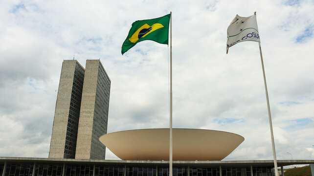 Bandeiras do Brasil e Mercosul tremulam diante do Congresso Nacional, simbolizando integra&ccedil;&atilde;o regional e identidade pol&iacute;tica. Bras&iacute;lia DF em 20 out 2025