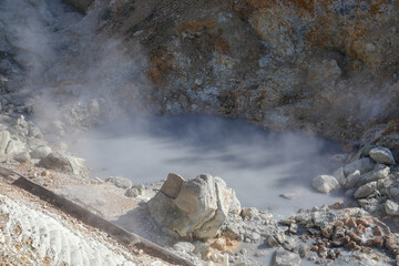 湯気が上がる源泉