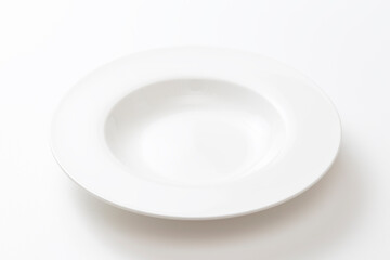白背景に白いパスタ皿