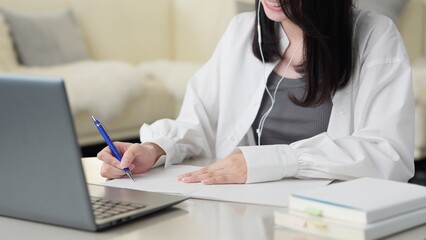 オンライン学習をするアジア人女性