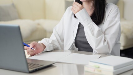 オンライン学習をするアジア人女性