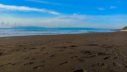 There were numerous footprints and other footprints on the sand surface, indicating activity