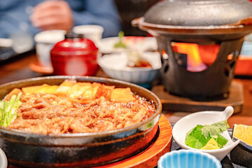 熱々のすき焼きから立ちのぼる香りと湯気