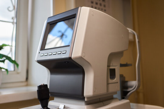 An Advanced Optical Measuring Device for Comprehensive Eye Examination and Analysis