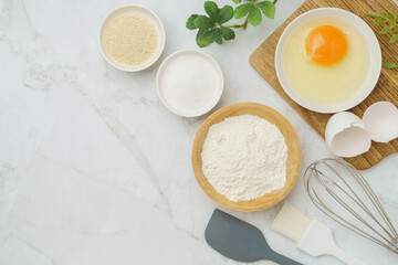 料理・お菓子作りのイメージ(小麦粉・卵・塩・きび砂糖)・白い大理石背景