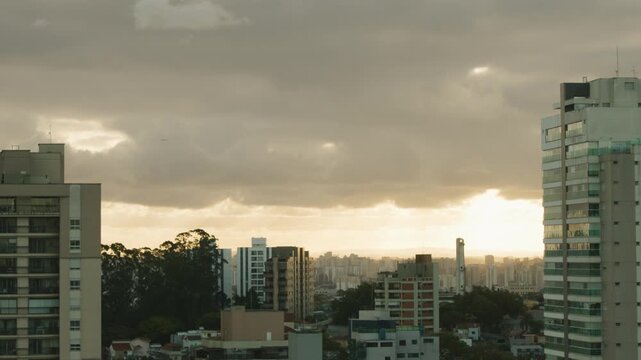 Lindo Time lapse fim de tarde Red Komodo, muitas nuves se movimentando, raios de sol, S&atilde;o Paulo Brasil, 4k