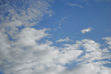 Obraz premium Cielo azul con nubes blancas esponjosas en día despejado