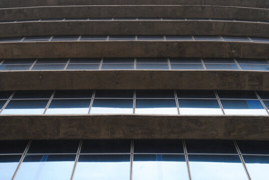 Fachada moderna de edificio urbano con ventanales de vidrio