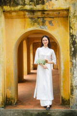 Naklejka premium Vietnamese woman and landmark