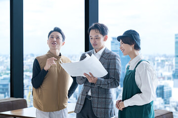 スタッフとマネージャーが企画を相談する様子