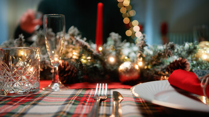 decorate the table for Christmas dinner