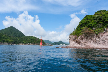海上から見る隠岐の島の西郷港と市街地