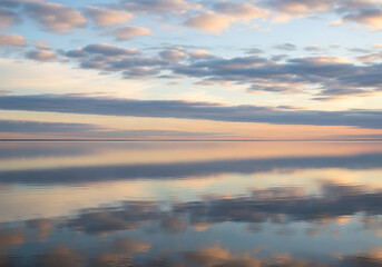 Fototapeta premium serene beautiful cloudscape and water