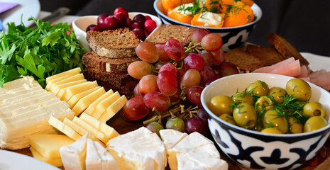 Fleisch- und Käseplatte mit Oliven, und Trauben