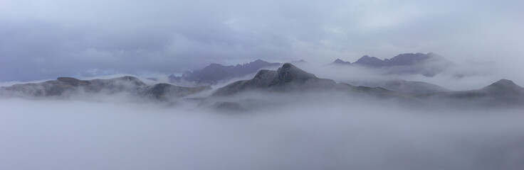Montagnes dans la brume