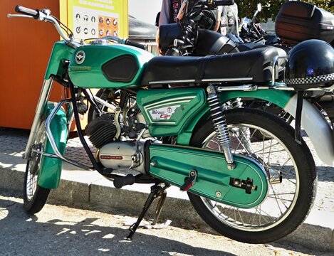 Z&uuml;ndapp Famel Miraga GT vintage motorcycle parked outdoors