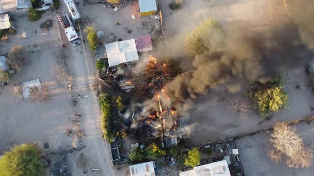 CASA EN LLAMAS FUEGO