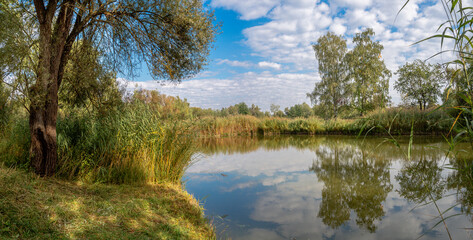 Naturschutzgebiet Erdekaut bei Eisenberg in der Pfalz mit idyllischem See