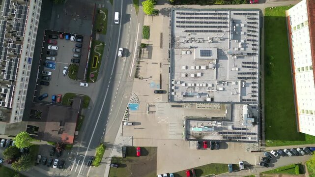 Centrum miasta Jelenia G&oacute;ra z charakterystycznym rynkiem i zabytkowymi kamienicami.